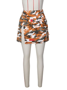 Mini-jupe camouflage urbain pour femme avec patchs orange, boutons et bords effilochés