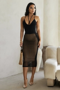 Dettaglio completo di set nero a maglia con top a uncinetto e gonna midi traforata
