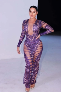 Nahaufnahme des lila Cut-out-Kleides mit Strasssteinen und transparentem V-Ausschnitt