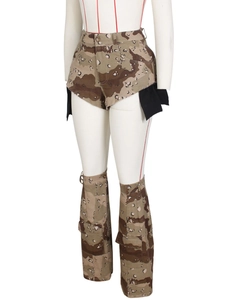 Driedelige camouflage shortset met beenwarmers en high-waisted shorts met rafelrandje