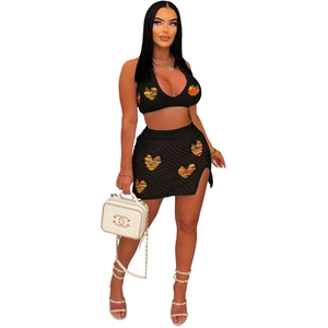 Dettaglio del set in crochet nero con top all'americana e gonna a motivi a cuore