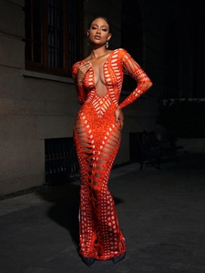 Detail eines orangefarbenen figurbetonten Maxikleids mit Strass und Ausschnitten
