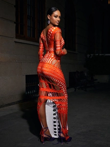Detail eines sexy orangen Bodycon-Kleides mit Cut-outs, geometrischen Mustern und Strasssteinen