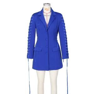 Detail eines dunkelblauen Blazers mit Schnürdesign und Akzenten aus silbernen Metallösen