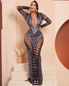 Detailaufnahme von V-Ausschnitt und Strasssteinen auf dem schwarzen Cut-out-Kleid