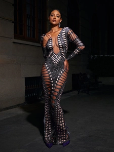 Detailansicht eines schwarzen Abendkleids mit Cut-outs und glänzenden Pailletten