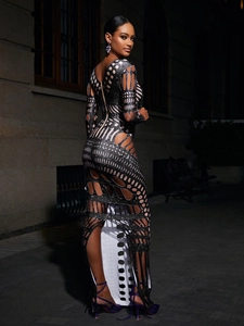Details des schwarzen Bodycon-Maxikleides mit weißen geometrischen Cut-outs und Strass