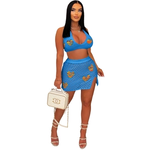 Dettaglio del set da spiaggia blu in maglia con motivi a cuore e texture traforate
