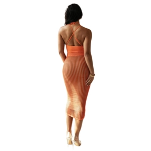 Dettaglio del set gonna in maglia crochet arancione con top senza schiena e traforato
