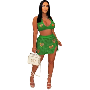 Dettaglio del set due pezzi in maglia verde con motivo a cuore e design traforato