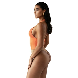 Dettaglio body all'uncinetto arancione con cuciture a corsetto e design schiena scoperta