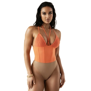 Dettaglio ravvicinato del top bikini all'uncinetto arancione e slip beige a taglio alto