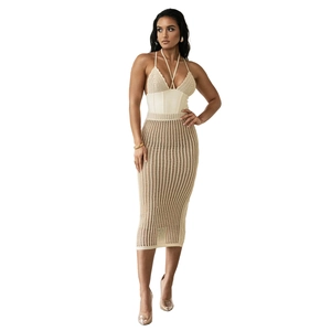 Dettaglio set due pezzi all'uncinetto con top allacciato e gonna midi traforata beige