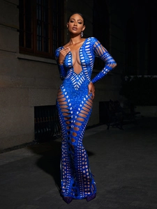 Detailaufnahme blauer Strasssteine und geometrischer Ausschnitte an einem Abendkleid