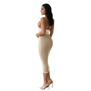 Dettaglio del top beige con scollo all'americana e gonna midi in maglia traforata all'uncinetto
