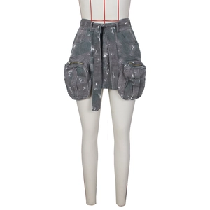Détail de la jupe en jean vintage grise avec grandes poches cargo et zips métalliques