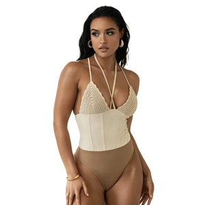 Dettaglio body a fascia in crochet con stecche corsetto e design a vita alta sgambato