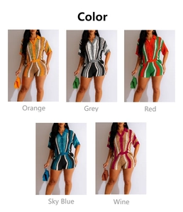 Gros plan sur la texture en maille crochetée et les rayures colorées des ensembles d'été