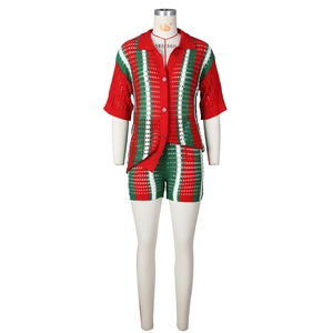 Détail de la texture en maille ajourée sur l'ensemble rayé rouge vert et blanc