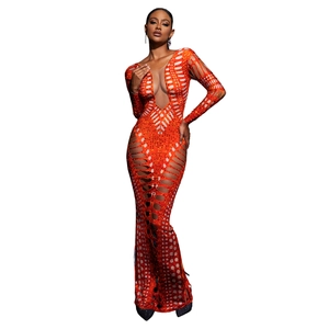 Detail von sexy orangefarbenem Bodycon-Maxikleid mit Strasssteinen und Cut-outs