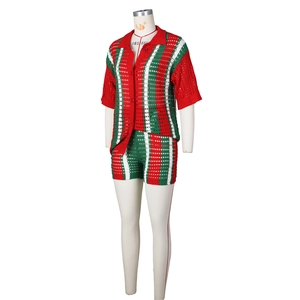 Détail de la texture en maille crochet rouge, vert et blanc sur le cardigan et le short