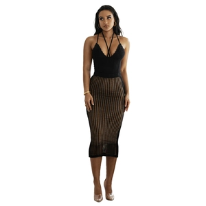 Dettaglio del set top all'americana in maglia nera e gonna all'uncinetto con rete