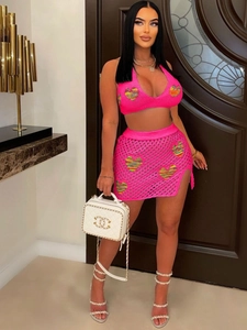 Completo da spiaggia in maglia rosa con cuori, top allacciato al collo e minigonna