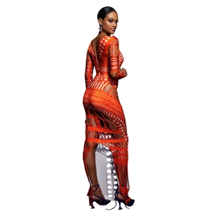Detailansicht eines sexy orangen Langarmkleids mit Geometriedruck und Seitenausschnitten