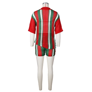Détail de la texture en maille crochetée au dos de cet ensemble tricoté tricolore