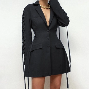 Detail der Kreuzschnürung an Ärmeln und Taille eines schwarzen taillierten Blazer-Kleids