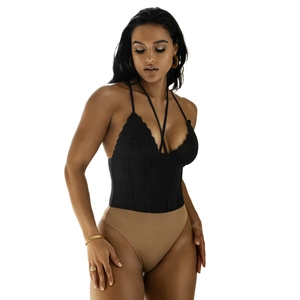 Dettaglio del body all'uncinetto nero con scollo all'americana e dettagli in maglia traforata