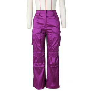 Détail du pantalon cargo en satin violet avec plusieurs poches fonctionnelles et texture brillante
