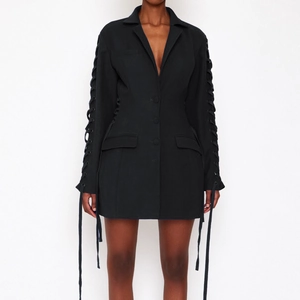 Detail eines schwarzen Blazer-Kleides mit Schnür-Ausschnitten an Ärmeln und Taille