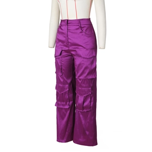 Détail d'un pantalon cargo violet à taille haute en satin avec de multiples poches