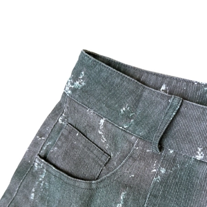 Gros plan détaillé sur la taille en denim gris foncé avec effet délavé et coutures cargo