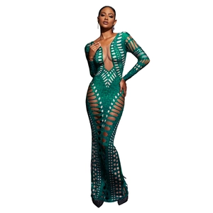 Detailansicht des smaragdgrünen Bodycon-Kleides mit geometrischen Ausschnitten und Pailletten