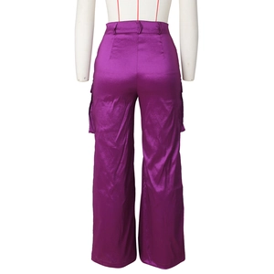 Vue arrière du pantalon cargo en satin violet à taille haute avec grandes poches à rabat