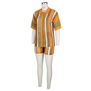 Détail de la texture en maille crochet colorée sur un ensemble polo vintage femme
