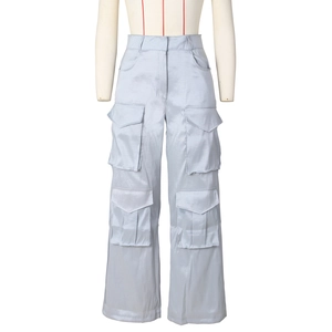 Vue détaillée du pantalon cargo en satin pour femme avec grandes poches à rabat et taille haute
