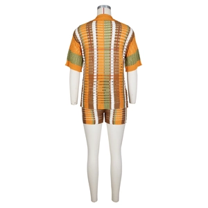 Vue arrière de l'ensemble en tricot rayé montrant la texture ajourée du short et du haut