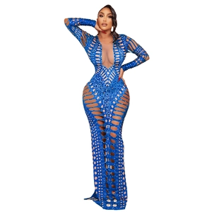Detailansicht des tiefblauen Bodycon-Kleids mit Hollow-Out-Design und Strassstein-Verzierungen