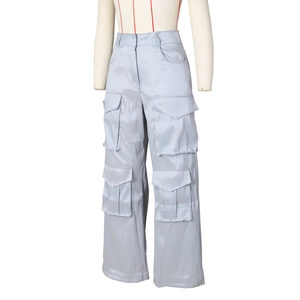 Détail du pantalon cargo taille haute avec poches multiples en tissu bleu clair métallisé