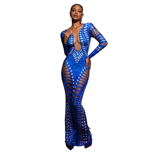 Detail des königsblauen Bodycon-Kleids mit blauen Strasssteinen und geometrischen Ausschnitten