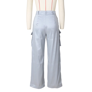 Vue arrière du pantalon cargo à jambes larges avec poches et texture satinée