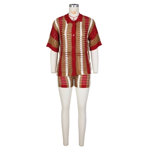 Détail du tricot ajouré avec des rayures verticales rouges et brunes sur la chemise