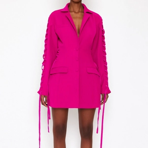 Detail eines trendigen rosaroten Blazer-Kleids mit seitlicher Schnürung und schmaler Taille