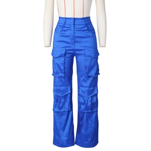 Détail du pantalon cargo bleu électrique avec plusieurs poches et taille haute sur mannequin
