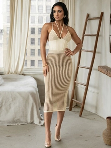 Elegante completo beige in maglia crochet con top a schiena scoperta e gonna traforata