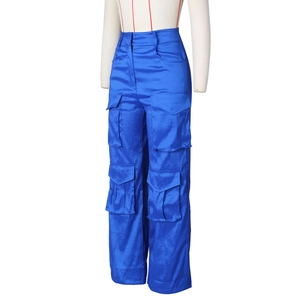 Vue détaillée du pantalon cargo bleu électrique montrant les poches et la texture satin