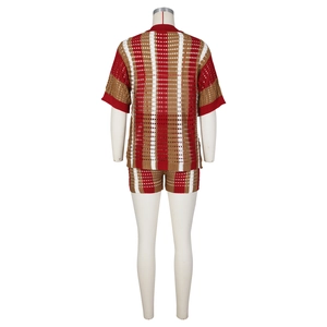 Détail d'un ensemble tricoté ajouré avec des rayures verticales rouges et brunes